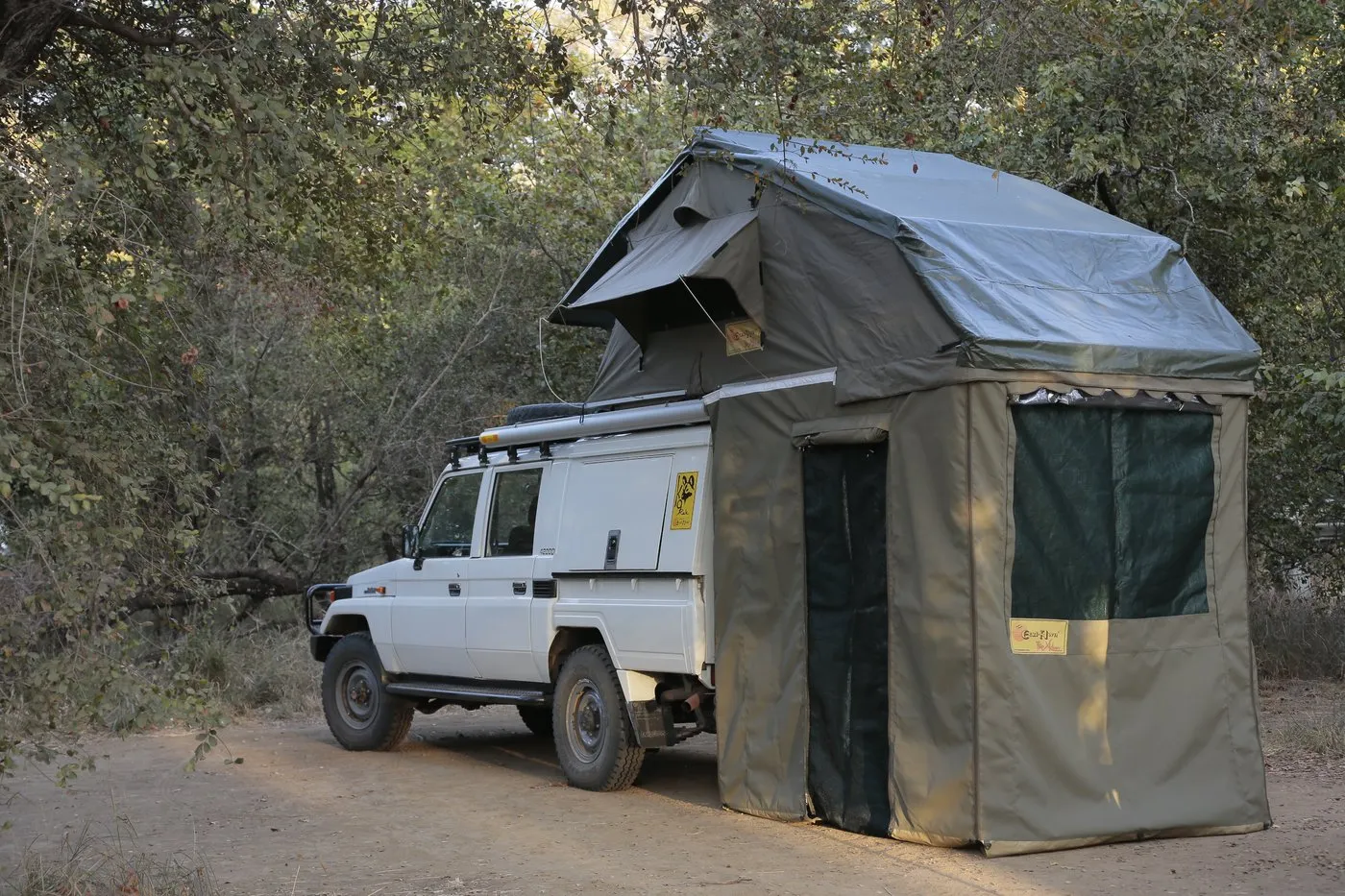 Eezi-Awn XKLUSIV Roof Top Tent