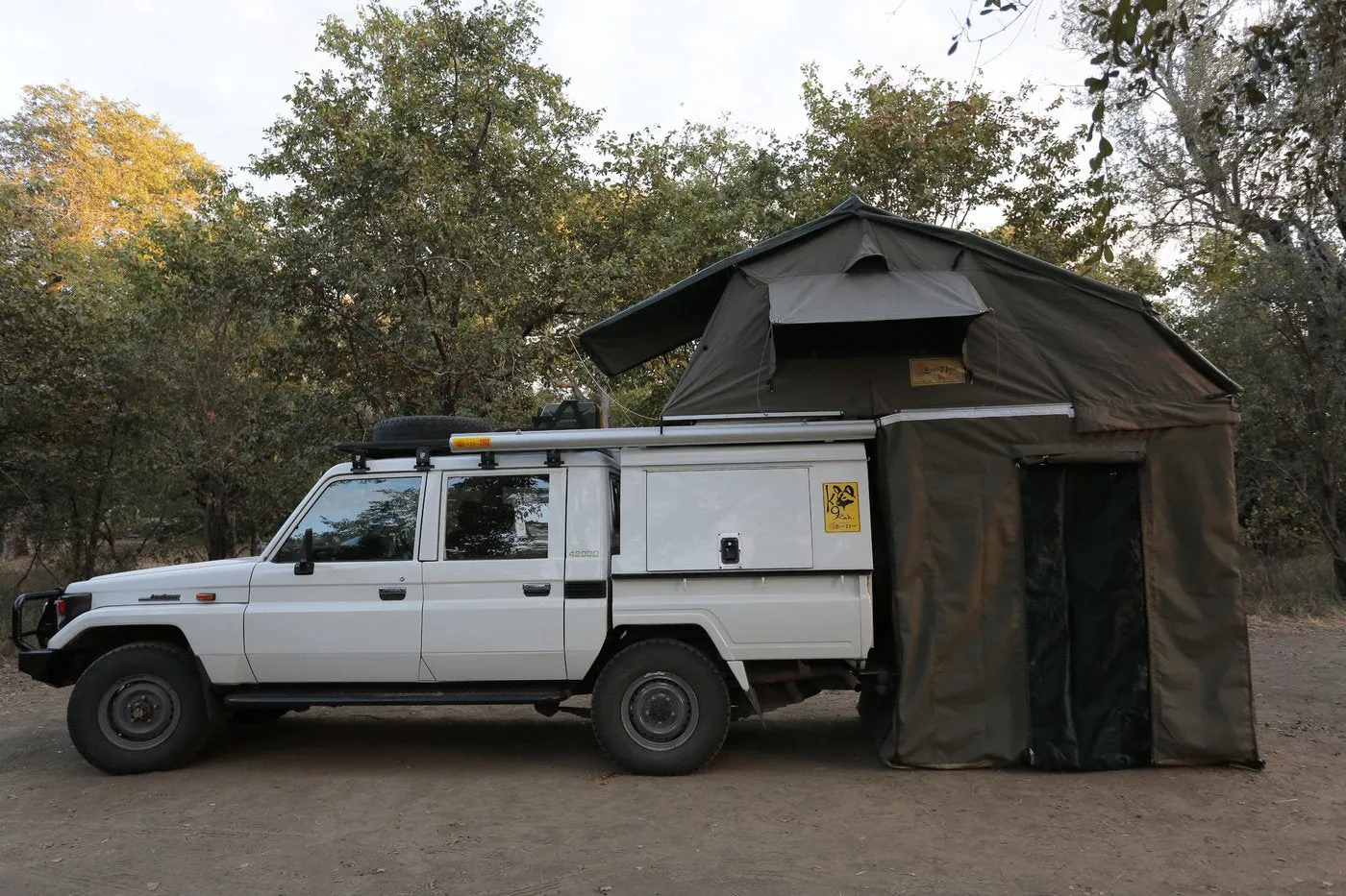 Eezi-Awn XKLUSIV Roof Top Tent